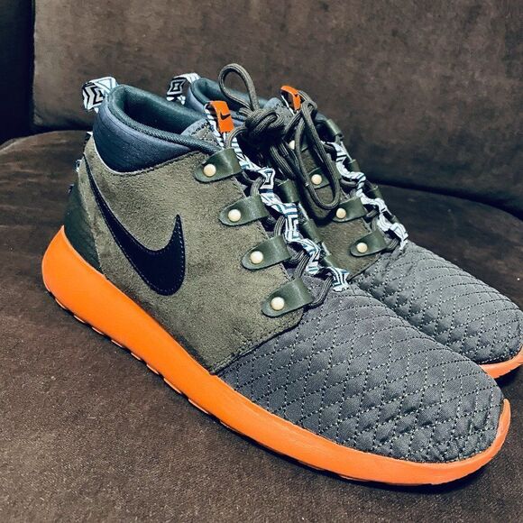 Unique Mint Condition Nike ROSHE Run SneakerBoot Dark Olive Orange Mens 10.5 US - Picture 1 of 9